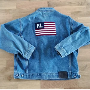 Vintage 90s Ralph Lauren jeansjacka - Superfin jeansjacka från Ralph Lauren. Pappas gamla från 90talet. Dock ser den helt ny ut😍😍 sjukt snygg att ha oversize