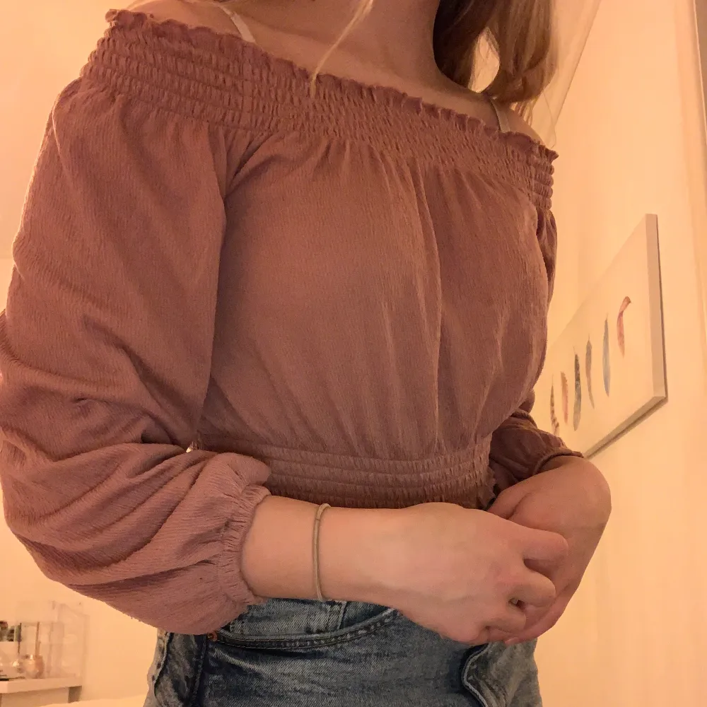 En rosa off-shoulder topp från hm säljes i stl XS. Har bara använts ett fåtal ggr och säljes då jag inte använder den:) Skriv gärna om du har några frågor:) . Toppar.