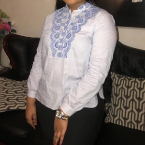 Blå blus - Jättefin blå blus med blommor runt kragen, fin till bland annat kostymbyxor☺️ använt sparsamt och är i bra skick!!!