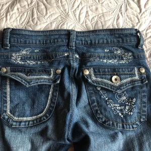 lågmidjade jeans  - Ett par super snygg lågmidjade jeans köpta från en annan person här på plick, tyvärr så är dom för små för mig. De saknas en knapp på ena fickan där bak annars är dom i bra skick, har själv aldrig använt dom.🤍🤍