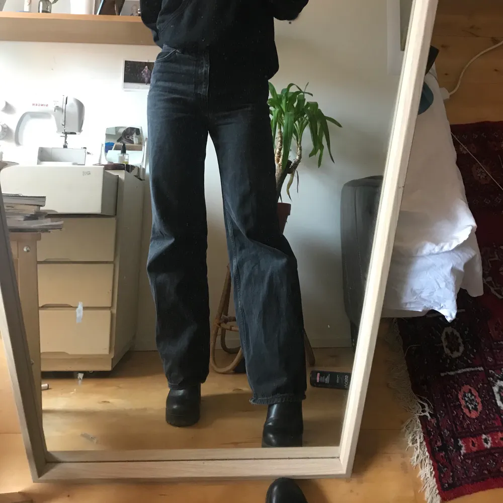 Svarta jeans, bra skick förutom lite slitningar längst ner (se bild 3) möts upp och fraktar :) jag är 174 cm lång . Jeans & Byxor.
