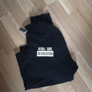Sweatshirt - Köpt för några år sen på HM, säljer då den är för liten för mig