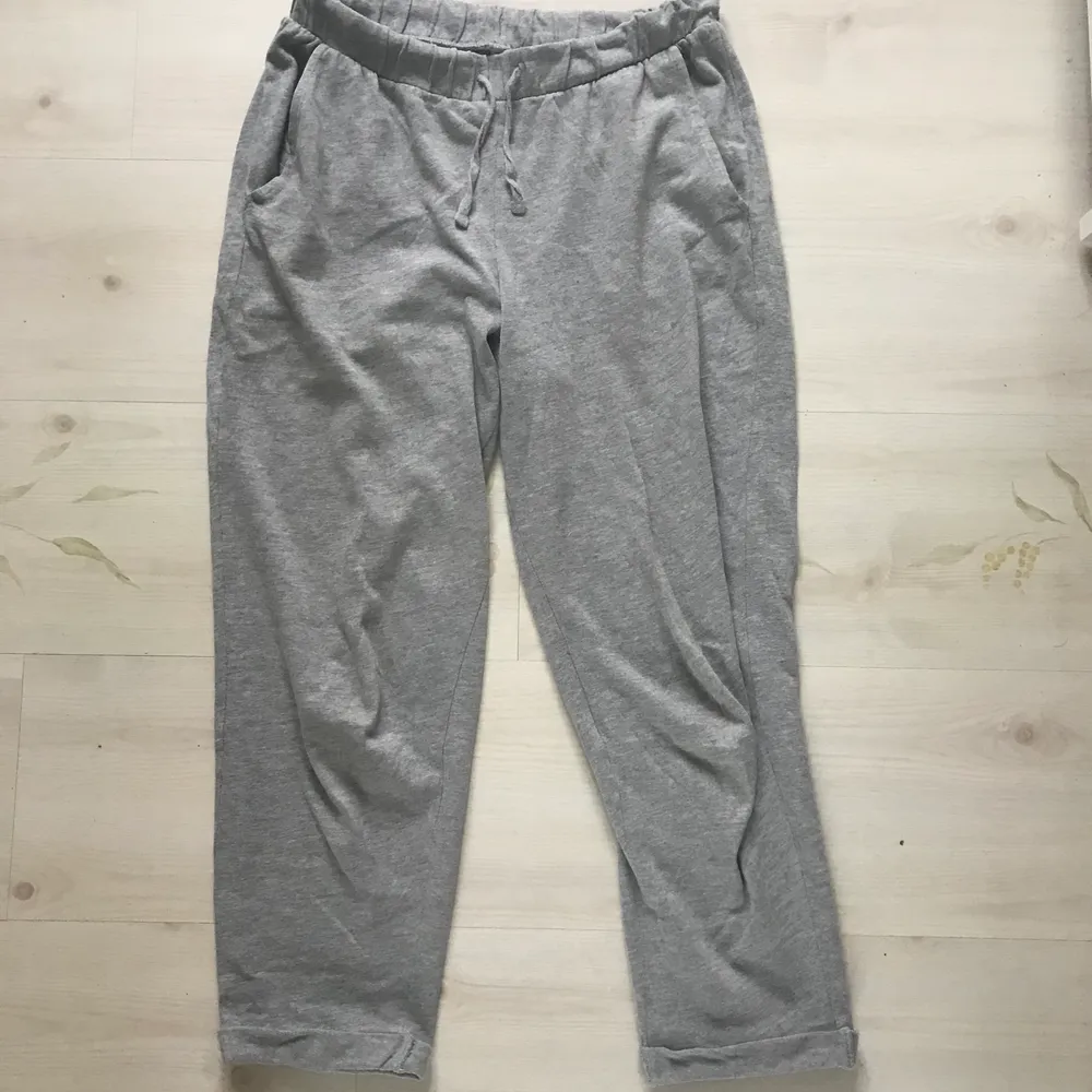 Gråa Sweatpants från H&M Divided. Välanvända. Köpare står för frakt.. Jeans & Byxor.