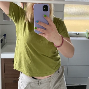 Grön t-shirt  - En go grön t-shirt som funkar till allt, simpelt💚 vet inte vart den är från eller när den införskaffades men får inte tillfälle att använda den💚 Köparen står för frakt 🚚 