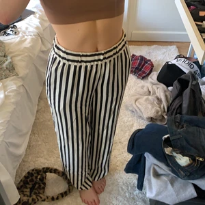 Randiga byxor från monki  - Randiga byxor från monki med fickor på sidorna❤️ Jättemysigt material🌼 90 kr + frakt ❤️