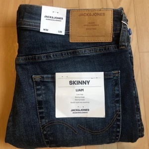 Jack & Jones jeans (Nyskick) - Ett par endast prövade mörkblåa jeans från Jack & Jones.