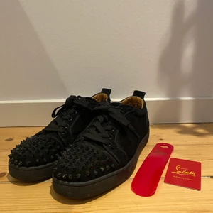 Christian Louboutin storlek 41 - Christian Louboutin skor i ett bra skick! Storlek 41 men passar bra till 42. Nypris €645 från mytheresa.com. Bud från 2000kr. Hör av er om ni vill ha fler bilder :)