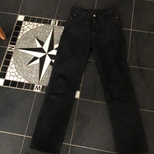Jeans weekday modell Rowe - Jeans från weekday i modellen Rowe storlek 27/34