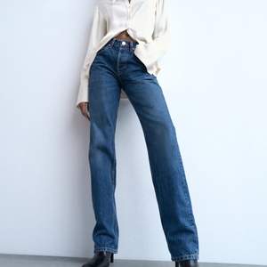Säljer dessa slutsålda Zara mid-rise full length jeans i storlek 36. De är knappt använda och i jättefint skick. Säljer pga förstora för mig. Frakt +60kr 💕