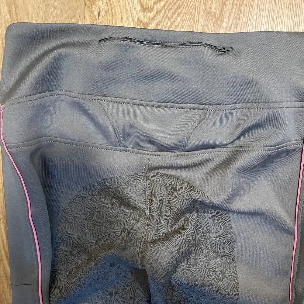 Fina gråa ridthigts med rosa detaljer från Horze, knappt använda. Ficka på baksidan. Storlek 44💕 köparen står för 🚚 frakt. . Farkut & Housut.