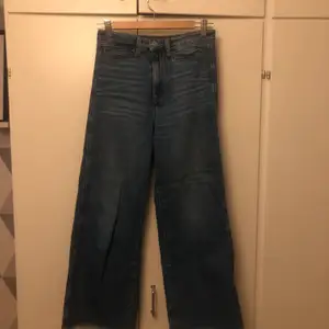 Vida ankel jeans ifrån H&M i stl 34 med råa kanter ned till. Jag kan frakta eller mötas upp i stockholm köparen står för frakten.