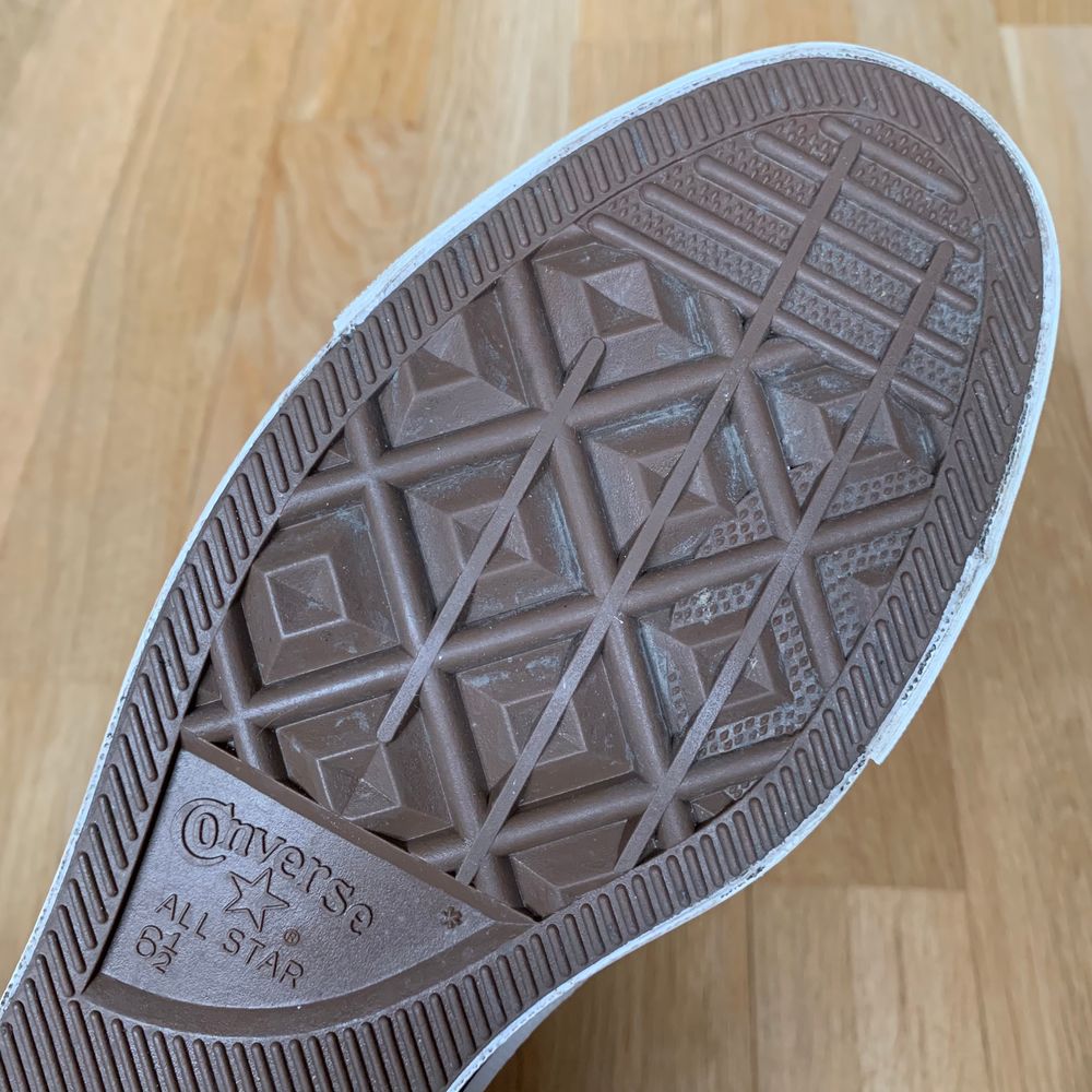 Skorna finns kvar så länge annonsen finns kvar, därför kommer frågor om detta att ignoreras! Säljer dessa trendiga bruna Converse, köpta här på Plick. Tyvärr för stora för mig så har ej hunnit använda dem. Knappt använda av tidigare ägare och därför i väldigt fint skick! +66kr frakt. Skor.