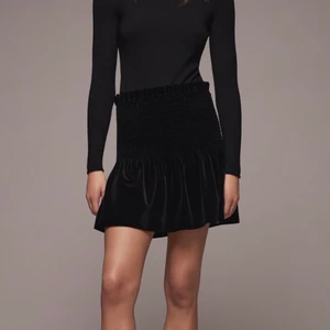 kjol - Säljer denna såå fina kjol i sammet från zara. Slutsåld på deras hemsida. Oanvänd med lappar och allt kvar😊 