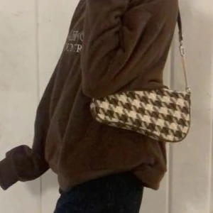 Brun väska - Säjer denna jättefina väska för den inte kom till användning. Den är i superbra skick och har använt få gånger💕frakt-62kr