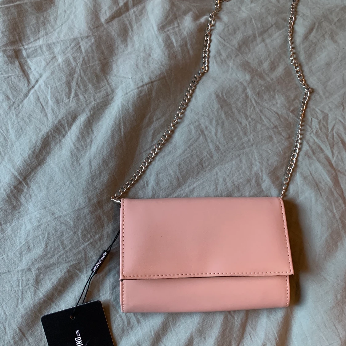Nude/ljusrosa väska med kedjeband