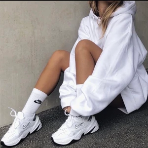 Nike mk tecno skor!! - Perfekta vårskor 💖💖 Använda men är fortfarande i fint skick! Kan skicka bilder om det skulle önskas. Den andra bilden visar den modellen jag säljer!!