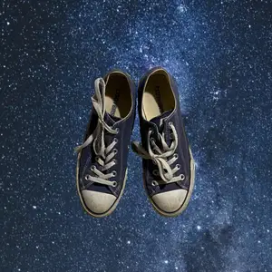 Mörkblå converse i storleken 39,5. DMa @rocketresell_se på Instagram vid instresse🤝