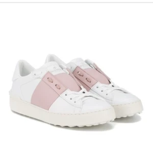 Valentino skor - Säljer nu mina superfina rosa valentinos, endast använda en gång, så dem är i mycket gott skick, minst 2500kr❤️