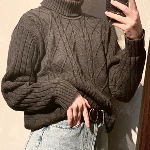 Tungt stickad tröja kvalité  - Modellen är 172cm och väger 60kg. Tröja från 1992. Först till kvarn gäller. Ingen budgivning sker på min profil.