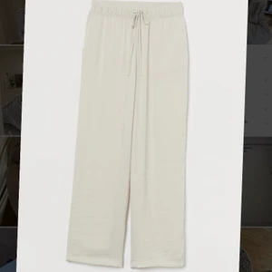 Linneliknande byxor - Säljer dessa populära byxor från H&M (slutsålda)! Helt oanvända med prislappar kvar💕 Byxorna ser ut ungefär som linnebyxor men materialet är inte riktigt linne. När man googlar ”linnebyxor” kommer dessa upp men materialet är lite mer ”glansigt”! Köparen står för fraktkostnaden ❤️