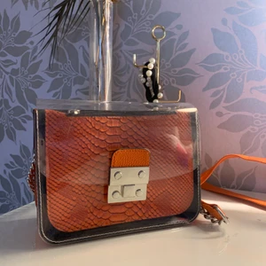 Väska - Väska med en mindre uttagbar väska. Köpt på primark i Spanien för några år sen men inte kommit till användning. Bra skick (priset går att diskutera)