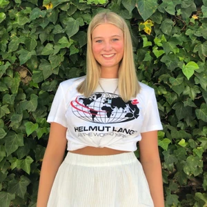 Helmut Lang ”as the Wood turns”  t-shirt  - Skit snygg tröja som inte kommer till användning. Den är lite oversized och passar för dom i storlek xs till M. Använt fårtal gånger. Köpespris 1800 bud från 300kr. Köparen står för frakten📦