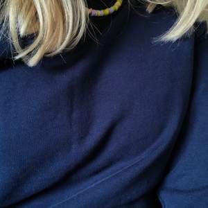 Säljer denna mörkblå jättefina tröja! Den är i storlek XS men passar mig som är en S och endast använd ett fåtal gånger. Säljs på grund av att jag inte har fått användning av den. Skriv privat om frågor eller om fler bilder önskas. Obs! Färgen är mest lik den på sista bilden. Sista bilden är lånad✨ 70kr+frakt
