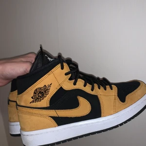Jordan mid - Ett par as coola jordan mid, brunt är ju det nya modet😅 nästan splitternya. Original kartong medföljer. Buda i kommentarerna eller skriv privat. Pm för fler frågor. Köpare står för frakt💕