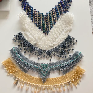 Handgjorda pärlhalsband 5 olika  - De tre understa är sålda! Säljer mina super fina och unika halsband. Dom är köpta på en marknad och är gjorda för hand, och helt unika, dvs det finns bara ett exemplar av varje. Pärlorna är broderade. Säljs för 80kr styck!  