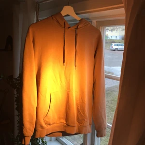 Brun hoodie - En ljusbrun hoodie från Cubus i snyggt skick. Den andra bilden visar färgen tydligare. Endast använd ett fåtal gånger, har inte hittat någon ”repa” på den, så nästan som ny. Skulle säga att den är xs - s men funkar nog för M också ifall man söker efter en tightare passform. Pris kan såklart diskuteras. Övriga frågor kan besvaras i kommentarerna☺️💕.