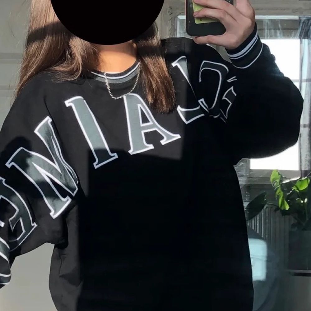 Storlek S men oversize så passar allt från S-XL skulle jag säga, jag själv är S/M💕Väldigt fint skick och unik tröja som jag köpte av en tjej här på plick för 600 från märket Reclaimed vintage. Tyvärr kommer den inte till användning så ofta! Obs bild från förra ägaren . Tröjor & Koftor.
