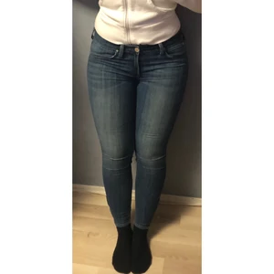 Jeans från Lee - Nypris 900. Jeans från Lee köpta för nått år sedan, de har dragkedjor längst nere vid anklarna och sitter som en smäck. Lite elastiska. 