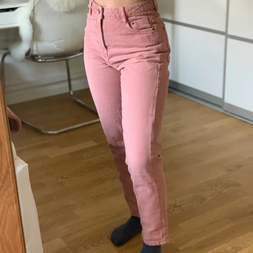 Säljer mina absolut favoritjeans då de nu är för små :(( verkligen jättefin färg. Modellen är skinny jeans och köptes på monki i Norge. Är 157cm lång. Storleken är XS-S.. Jeans & Byxor.