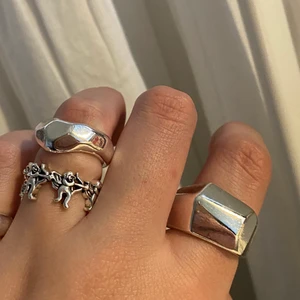 coola ringar - silverfärgade ringar (inte äkta silver) köp alla tre direkt för 120kr 💖