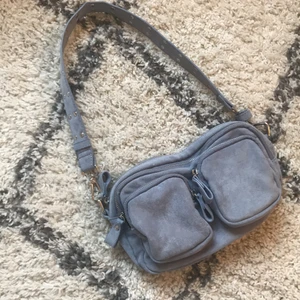 Noella väska ifrån Gina Tricot - Super fin väska men som tyvärr inte kommer till användning😫💞 Det finns även ett långt band som jag inte ens har öppnat än som man kan ha istället om man vill, 180 kr inklusive frakt💞💞💞