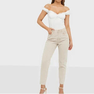 Sommar topp - Säljer denna sommar topp, (aldrig använd)prislapp sitter kvar. Sjukt bekväm och perfekt till en fin sommar outfit.🌸 passar XS och S. ORG pris 250kr