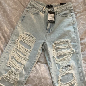 Mom Jeans  - Ripped Mom jeans i storlek 36. Helt nya med prislapp kvar. Passar även en 34:a. 