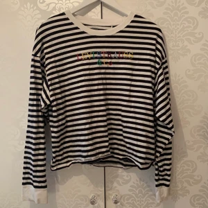 levi’s sweatshirt  - fint skick och använd fåtal gånger! köparen står för frakten :) nypris 449kr