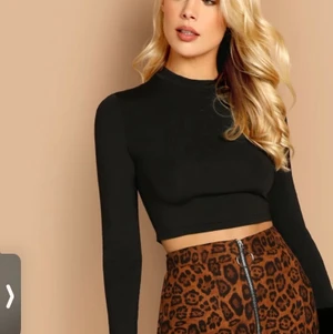 Svart långärmad tröja  - Svart långärmad tröja med lite högre hals💗 väldigt fin, men kommer inte till användning 💗