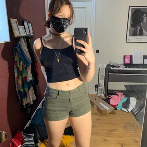 Armégröna shorts - Snygga shorts från H&M, väldigt sköna och passar bra, använda men inte trasiga eller speciellt slitna. Måste egentligen bara strykas till lite😊