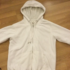 Fluffig hoodie🤍 - Vit mysig hoodie som är fluffig på insidan☁️ 