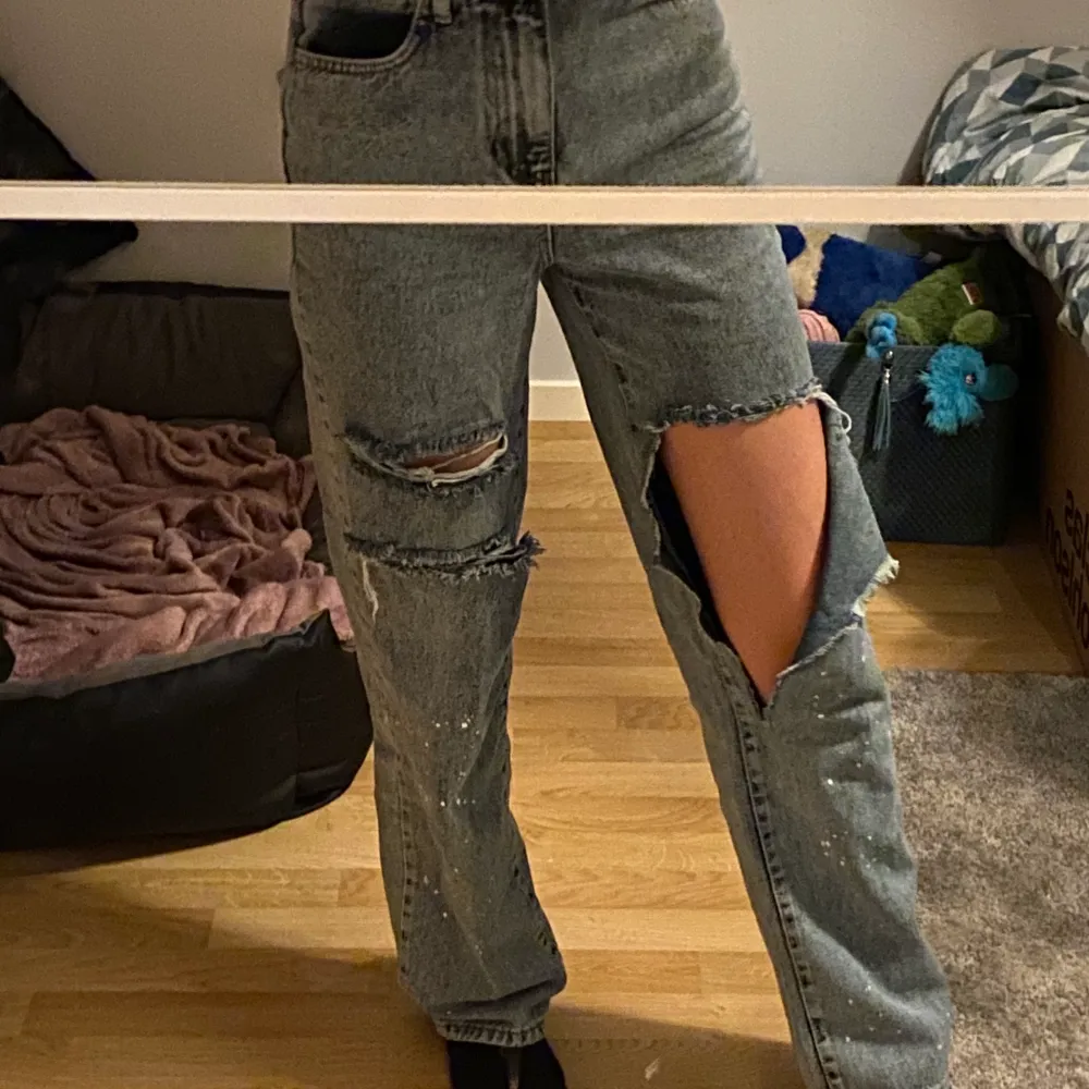 Helt oanvända slitna jeans. Men snygga ”färg/blekta” detaljer under knäna. Säljs pga dem inte kommer till användning💕 Frakt på 66kr tillkommer🚚📦. Jeans & Byxor.