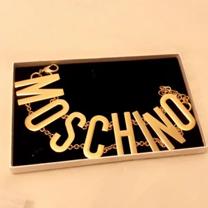 Moschino halsband  - HMxMOSCHINO choker , guldplaterat. Nån enstaka repa på halsbandet men annars i nyskick.  