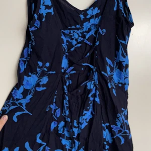 Shortsdress - En fin shortsjumpsuit med en justerbar knytning i ryggen