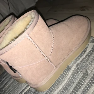 UGS - Helt nya ugs. Aldrig använda. Jättefina rosa ugs som är jättesköna att använda. Har flera stycken hemma, säljer dom här rosa pågrund av att jag har så många ugs. Storlek 38. Vid snabb affär kan priset ändras, och prutas ner