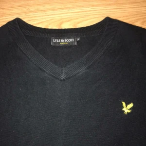 Svart Vintage Lyle & Scott tröja - Unisex Vintage Lyle & Scott tröja i fint skick, jätteskön o snygg! Storlek M men passar även XS och S. Skriv för fler bilder eller eventuella frågor🤎💗🤎