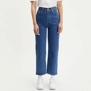 Levis Ribcage Straight Ankle - Använda ca 5gånger. Har klassisk red tag. Kan mötas i Gamlestaden & centrala GBG fram till 31 Mars. Därefter betalar köpare frakt. 