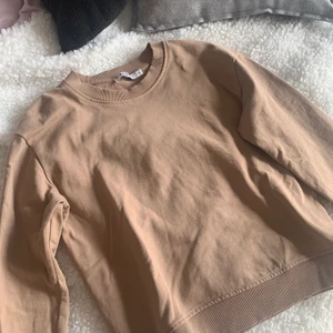 Beige/brun sweatshirt - Tröja från NAKD i en fin beige/brun färg! Knappt använd🤍