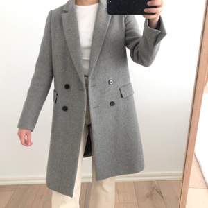 Ljusgrå kappa från Zara i storlek XS. FRAKT INGÅR I PRISET 🌼