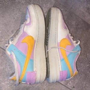 NIKE AIR FORCE - SÄLJER dessa unika Nike Air force som inte längre går att få tag på 💥 Väl använda men funkar helt utmärkt ändå. Storlek 36 men passar mig som har 37. BUDA 💕💘😍 
